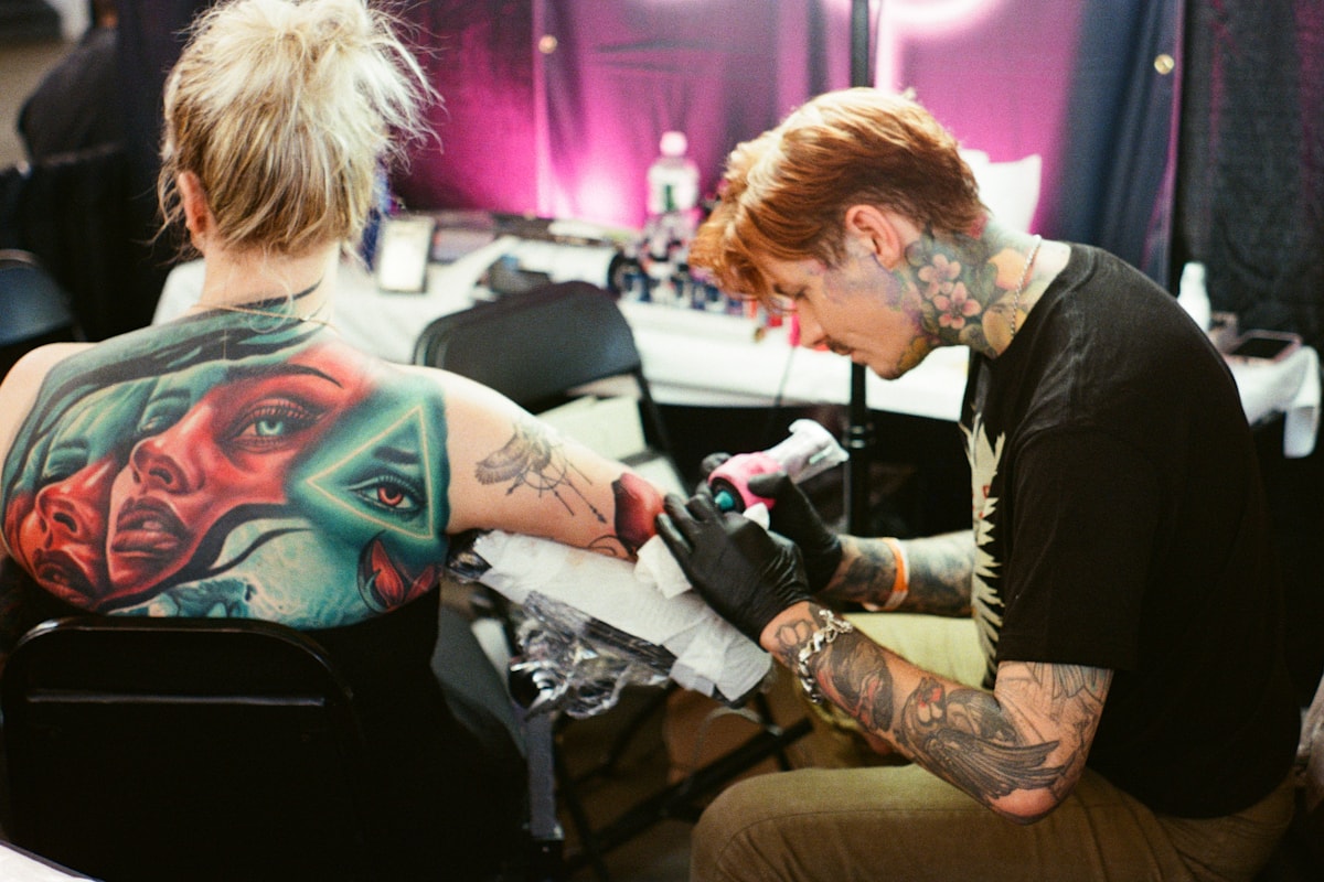Tatoueur au travail